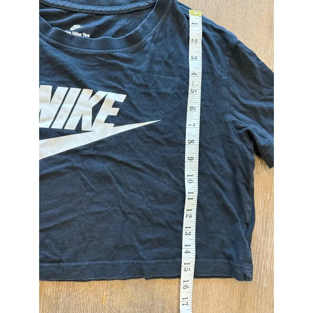 NIKE Loose Fit Cropped Tee T-Shirt Top Woman size S athleisure Workout